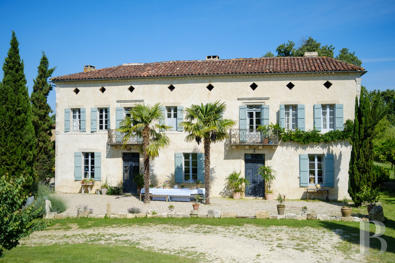 Dans le Gers, à l’ouest de Lectoure, un ancien domaine de production d’armagnac transformé et décoré avec soin - photo  n°1